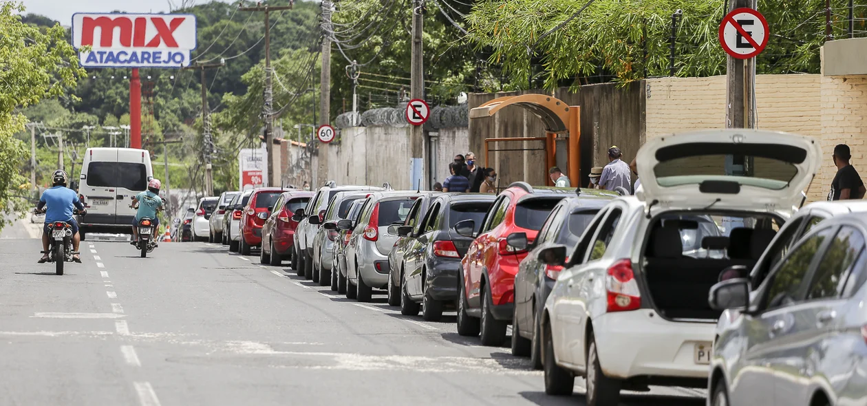 Extensa fila para vacinação