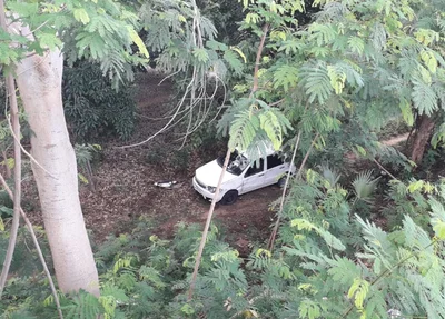 Fiat Palio cai de ribanceira na Avenida Marechal Castelo Branco