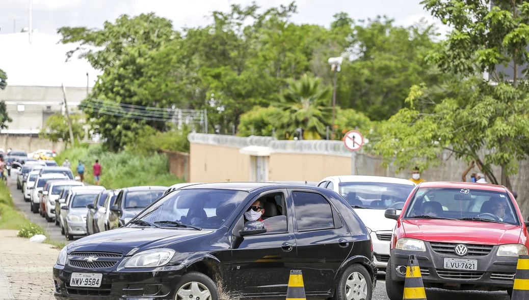 Fila de carros com idosos para vacinação