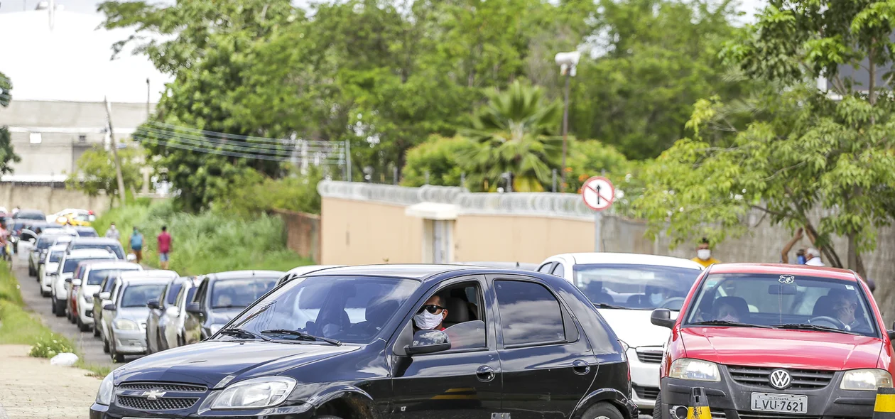 Fila de carros com idosos para vacinação