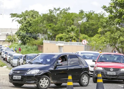 Fila de carros com idosos para vacinação