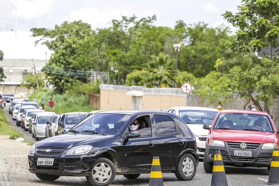 Fila de carros com idosos para vacinação