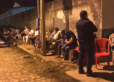 Fila de idosos a espera de vacina em Picos