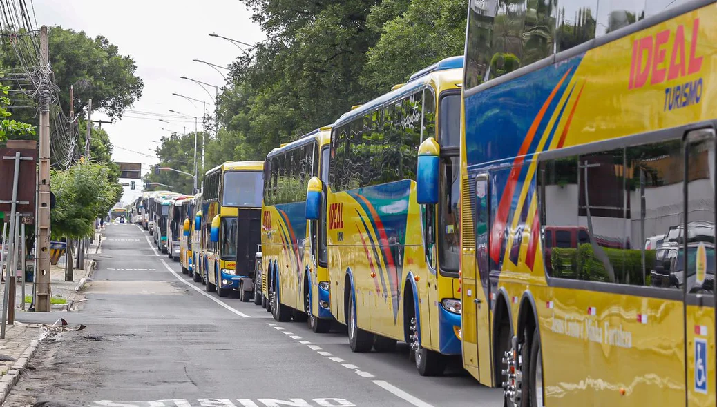 Fila de ônibus de turismo na Avenida Frei Serafim