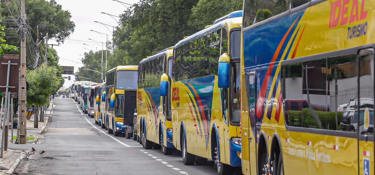 Fila de ônibus de turismo na Avenida Frei Serafim