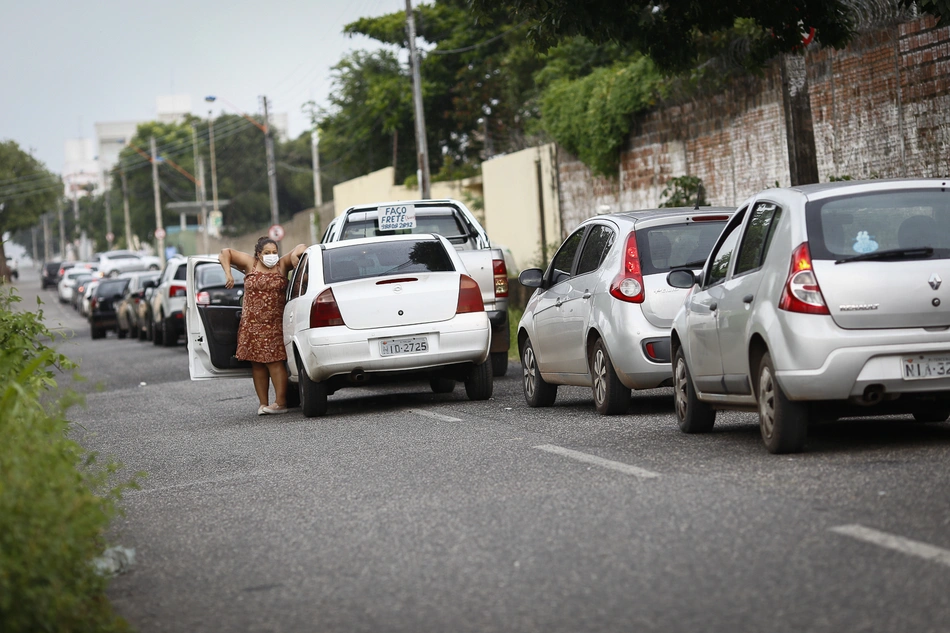 Fila de vacinação para idosos
