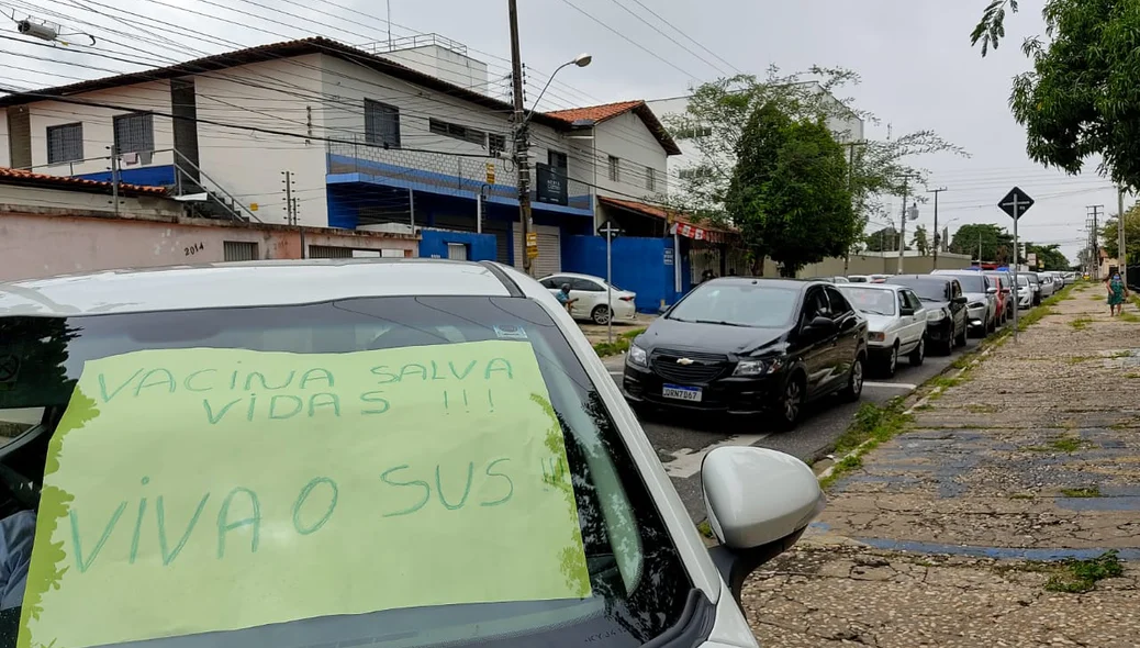 Fila de veículos na Uespi