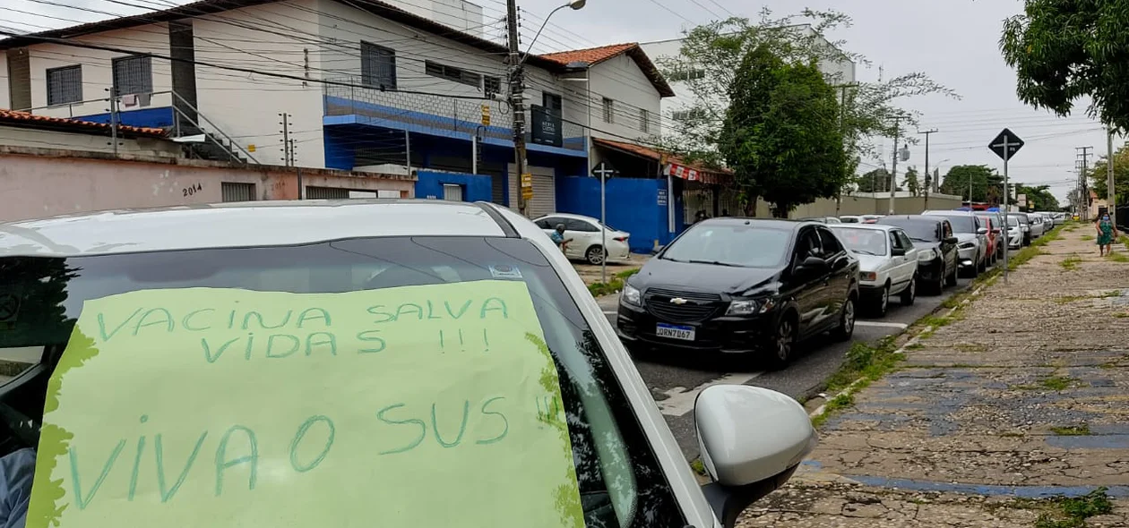 Fila de veículos na Uespi