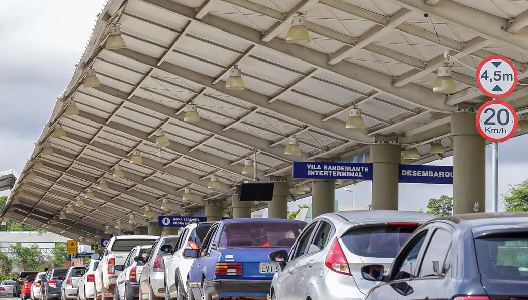 Fila de veículos no Terminal Zoobotânico
