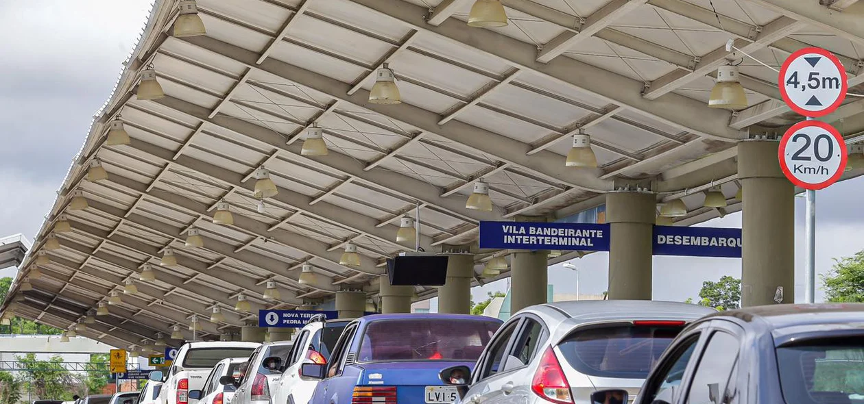 Fila de veículos no Terminal Zoobotânico