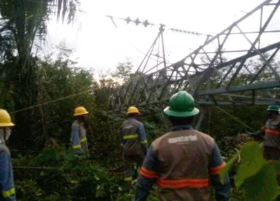 Funcionários da Equatorial Piauí trabalhando