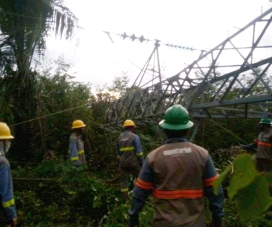 Funcionários da Equatorial Piauí trabalhando