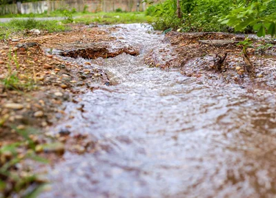 Grande quantidade de água sendo desperdiçada por causa do vazamento