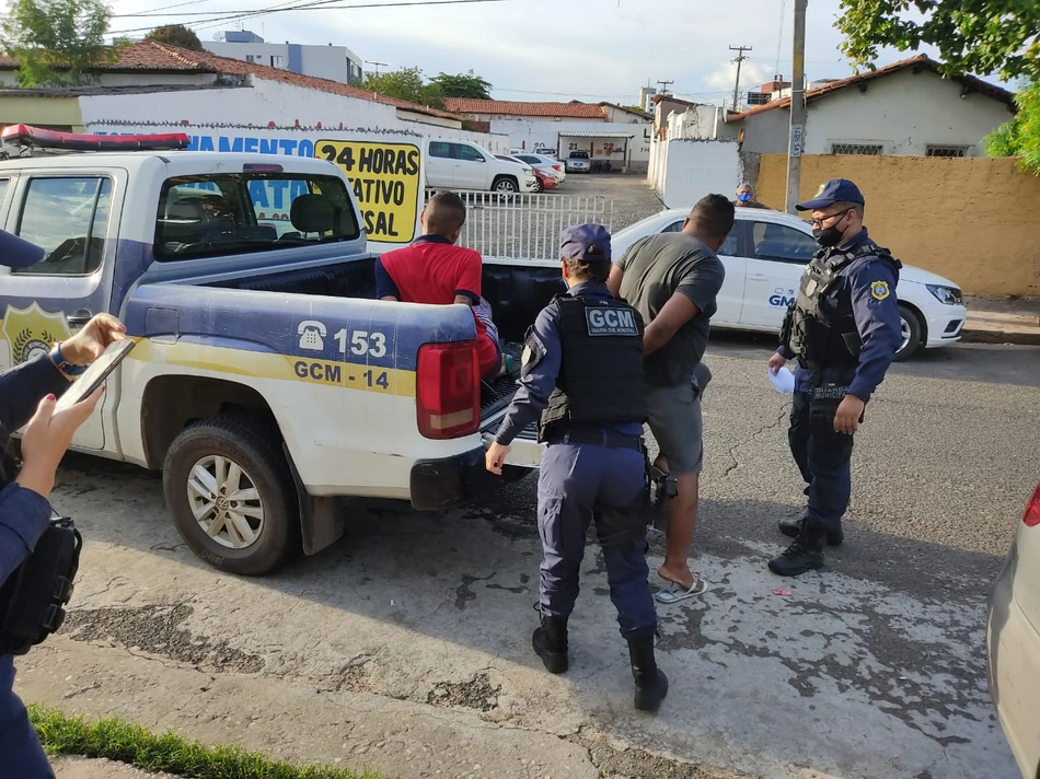 Guarda Civil Municipal de Teresina prendendo dupla