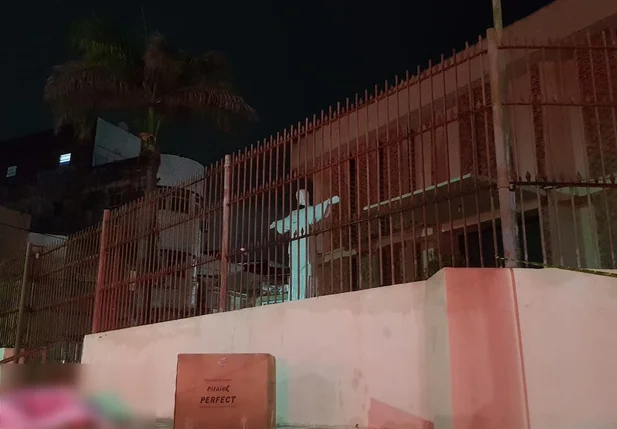 Homem é executado na escadaria de igreja católica em Fortaleza