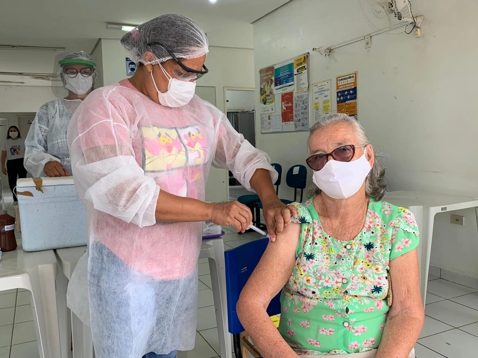 Idosa sendo vacinada em Oeiras