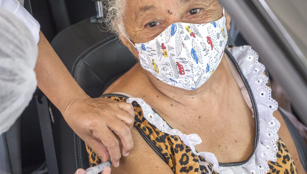 Idosa sendo vacinada na UESPI