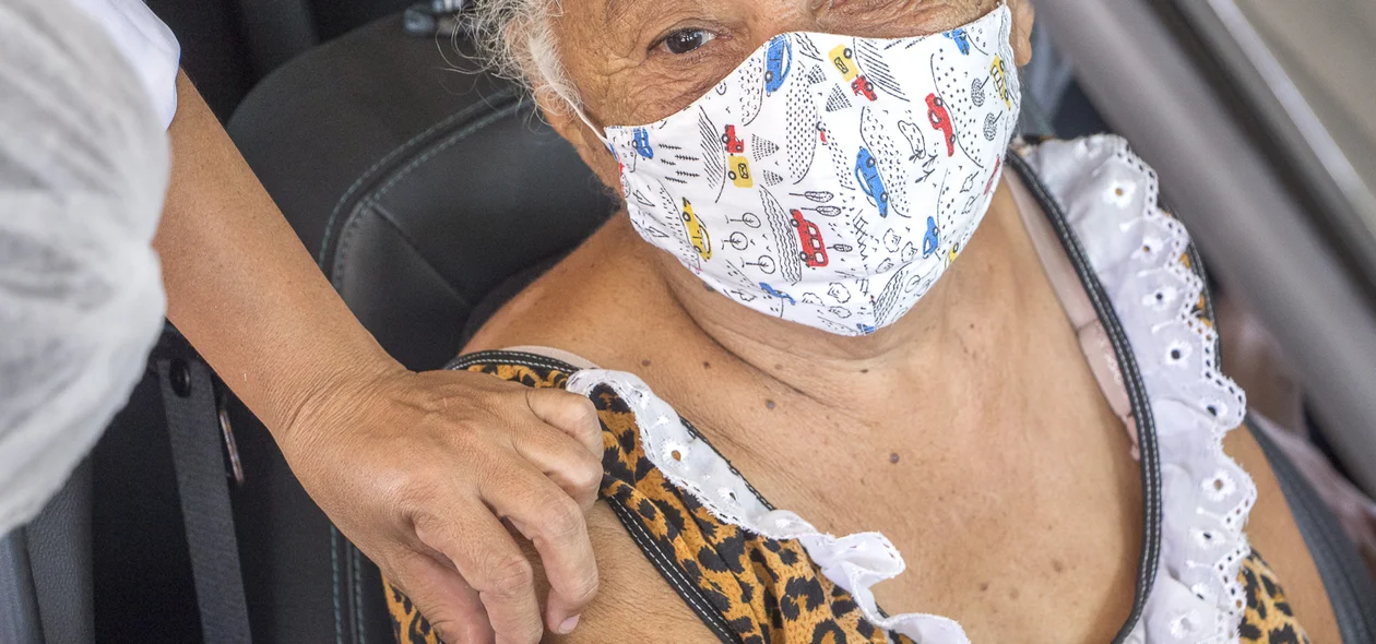 Idosa sendo vacinada na UESPI
