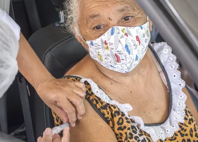 Idosa sendo vacinada na UESPI