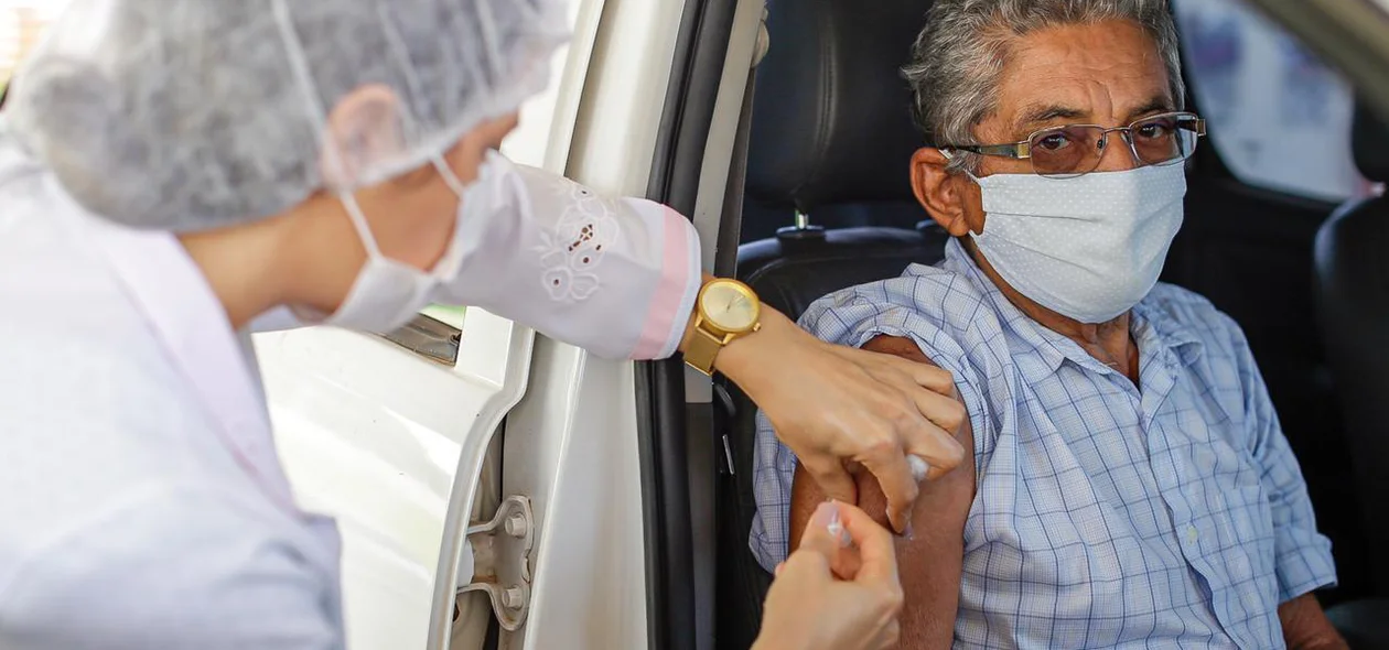 Idoso sendo vacinado contra covid-19 em Teresina