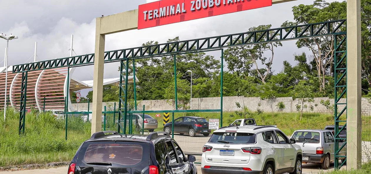 Idosos aguardam nos veículos vacinação contra covid-19