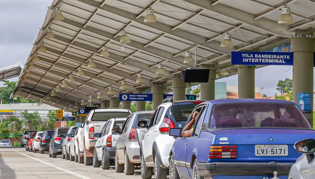 Idosos fazem fila em veículos nos postos de vacinação
