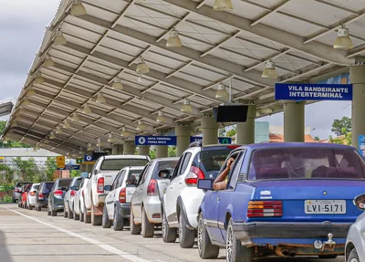 Idosos fazem fila em veículos nos postos de vacinação