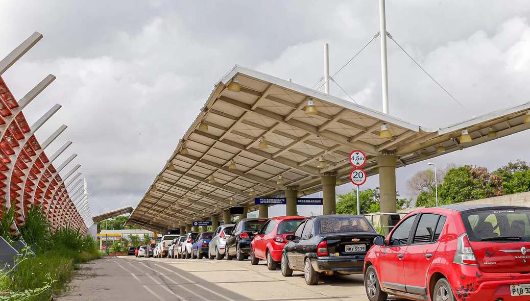 Idosos na fila para serem vacinados