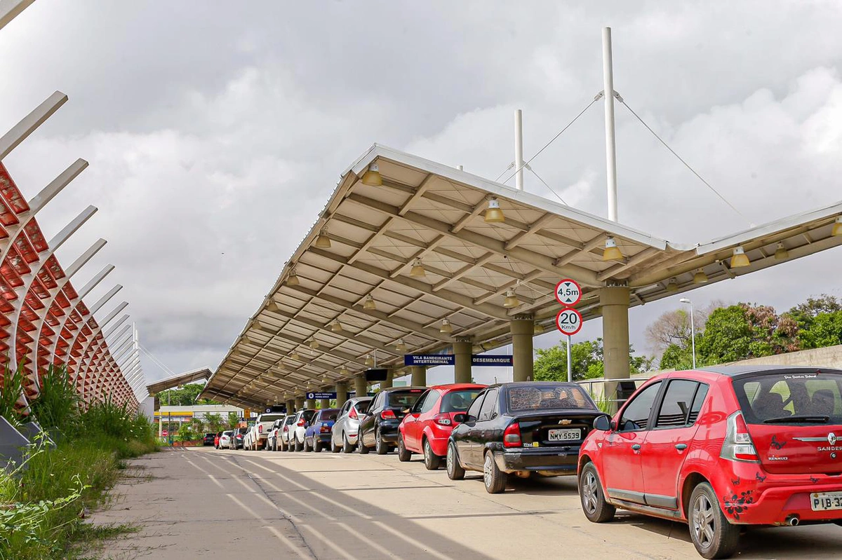 Idosos na fila para serem vacinados