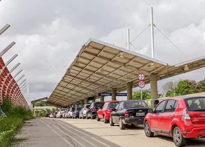 Idosos na fila para serem vacinados