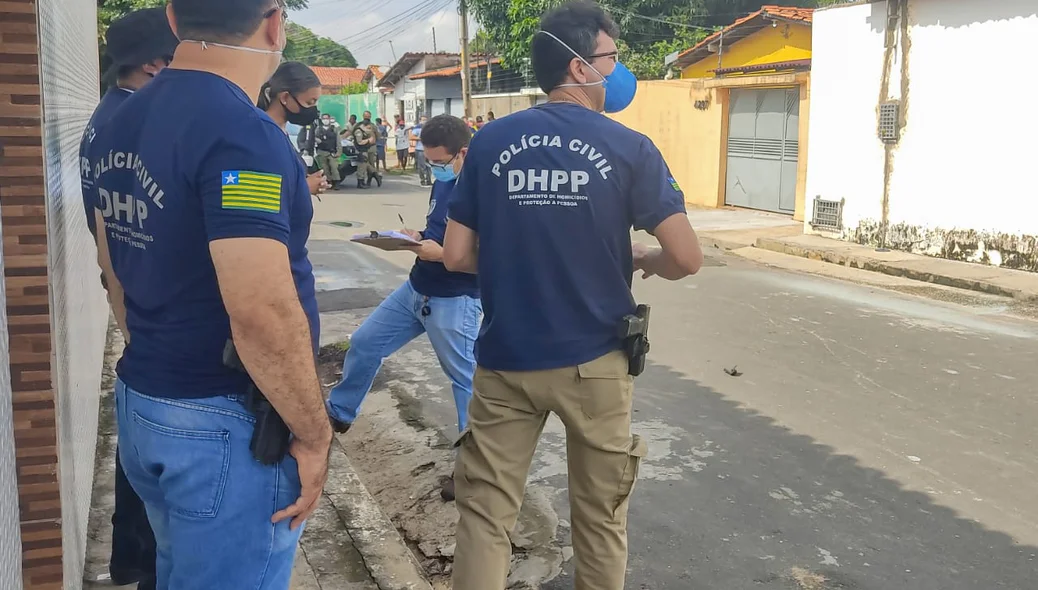 Investigadores no local do crime