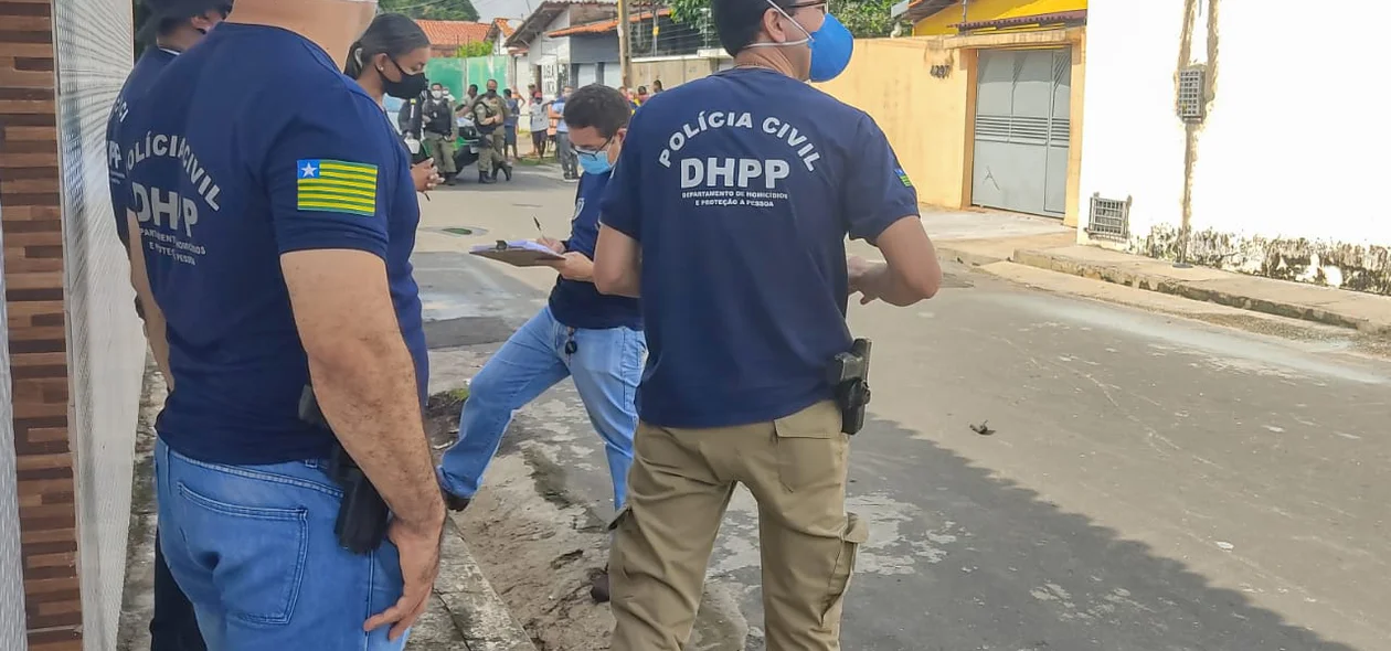 Investigadores no local do crime