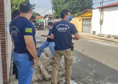 Investigadores no local do crime