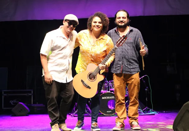 Laisla Maranhão e banda