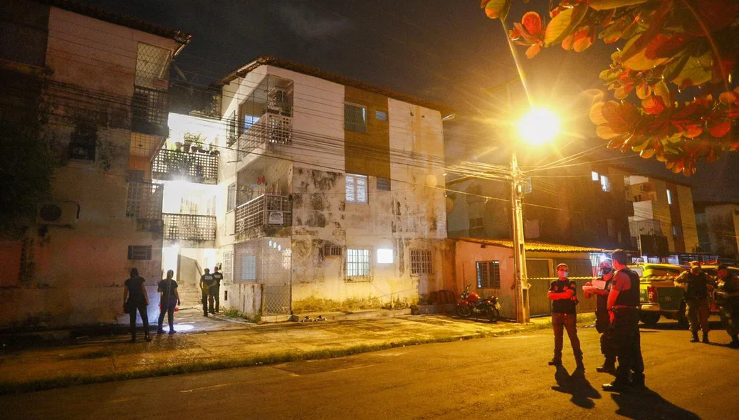 O homem foi atingido com quatro tiros