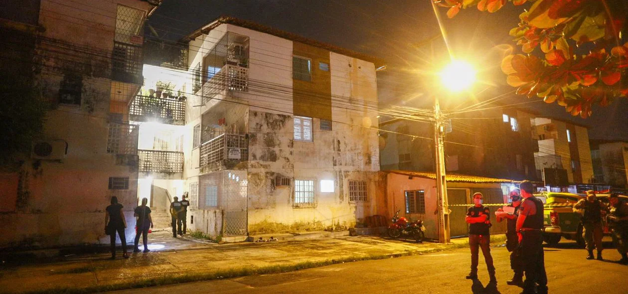 O homem foi atingido com quatro tiros