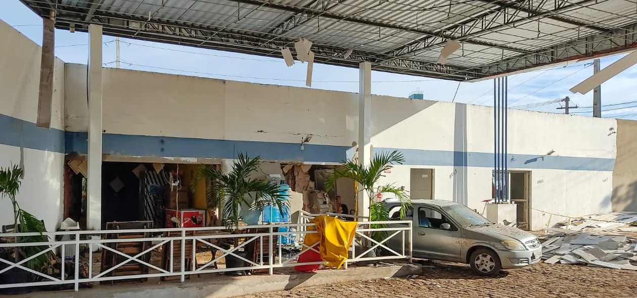 Loja de conveniência ficou completamente destruída
