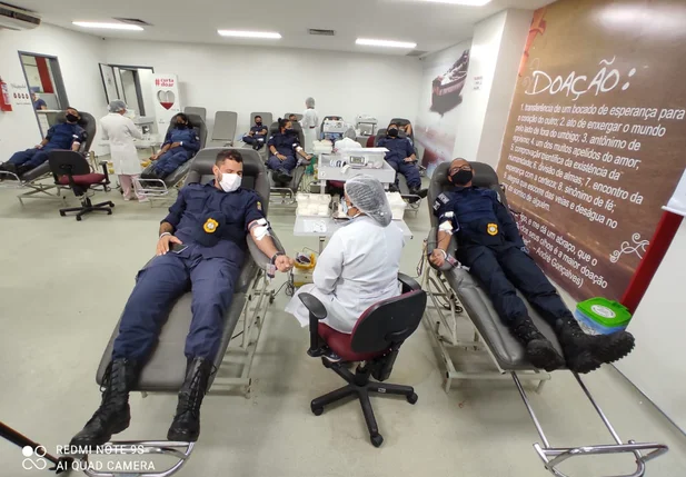 Mais de 60 guardas municipais doam sangue no Hemopi