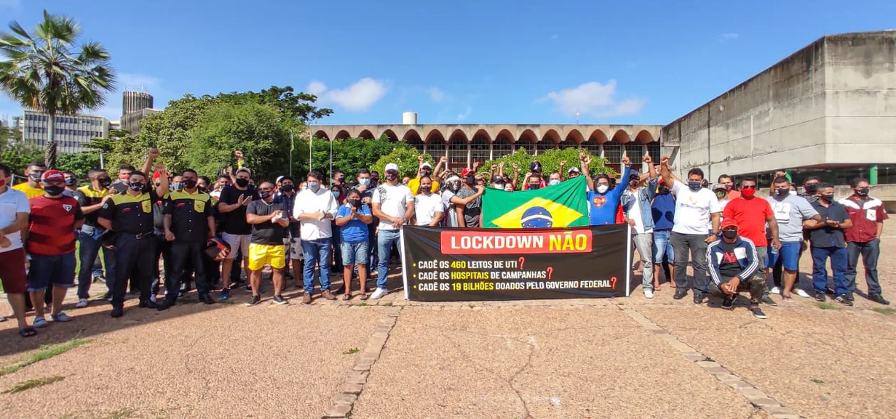 Manifestação em frente à Alepi