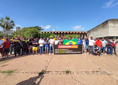 Manifestação em frente à Alepi