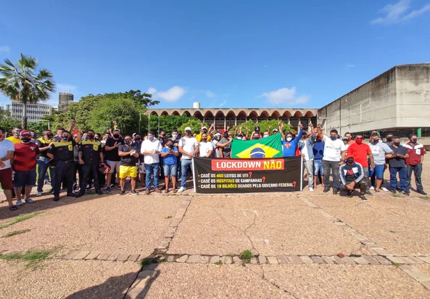 Manifestação em frente à Alepi