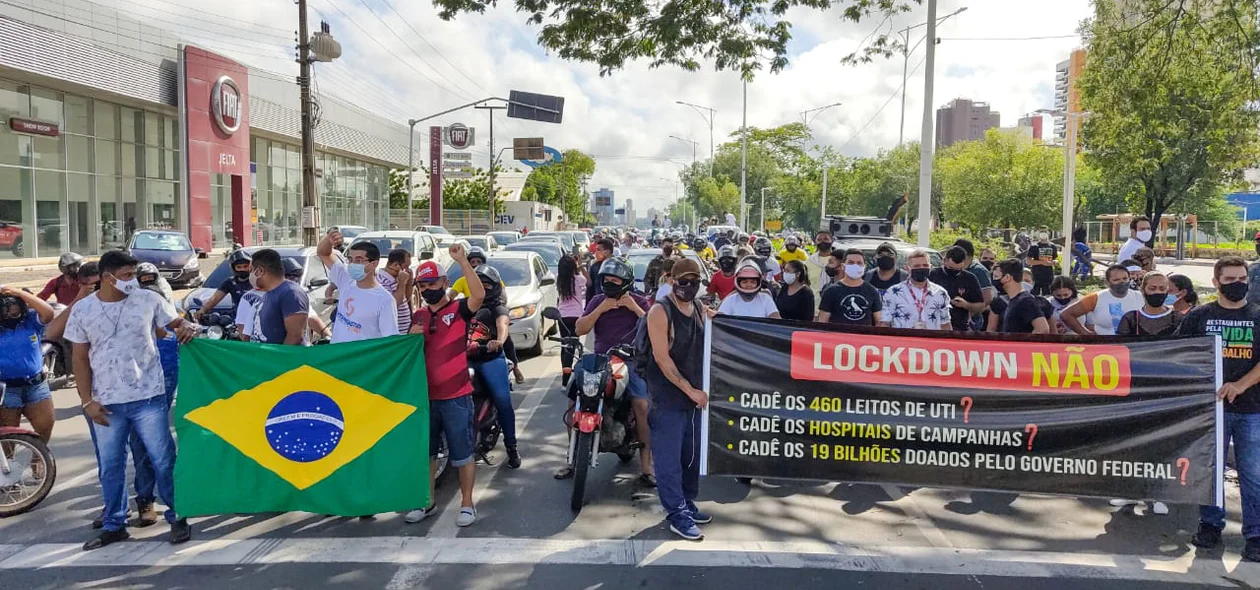 Manifestantes foram até o Palácio de Karnak