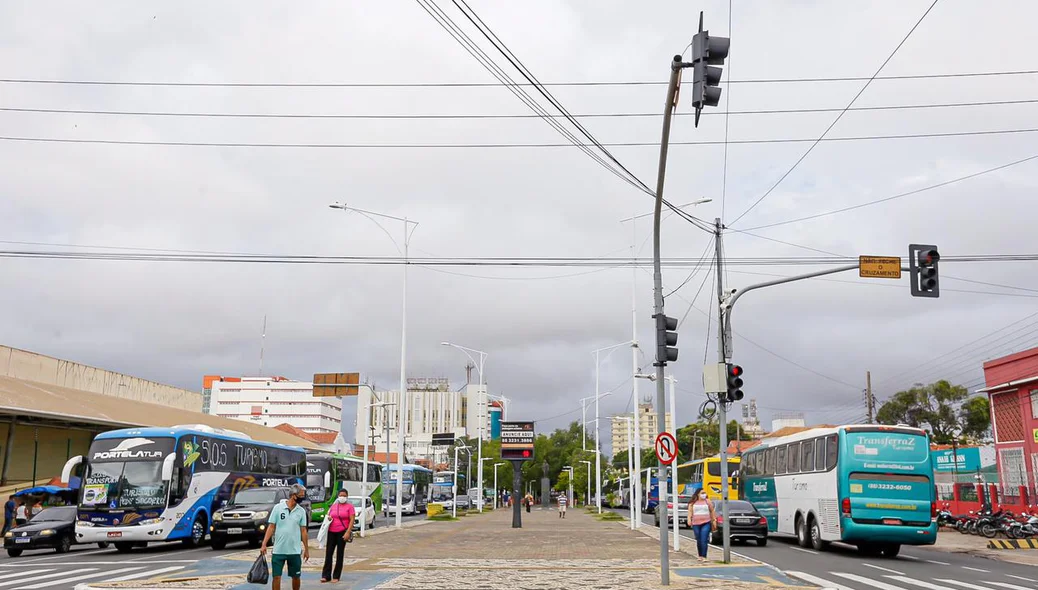 Manifestantes no cruzamento da Avenida Frei Serafim com a Coelho de Resende