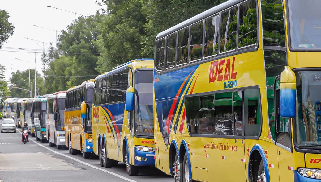 Donos de empresas de ônibus de turismo fazem manifestação em Teresina