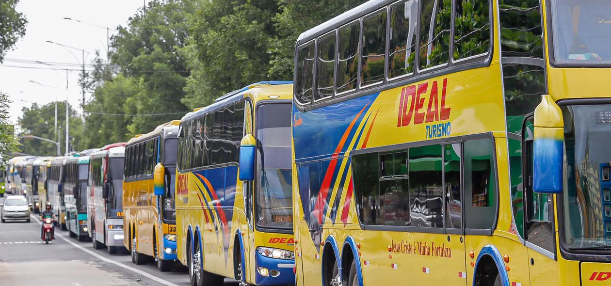 Donos de empresas de ônibus de turismo fazem manifestação em Teresina