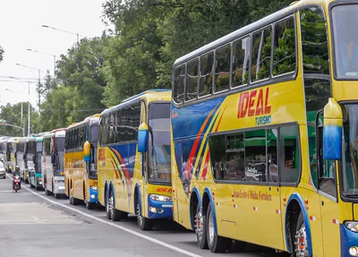 Donos de empresas de ônibus de turismo fazem manifestação em Teresina