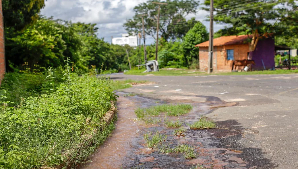 Moradores reclamam de vazamento de água na zona sul
