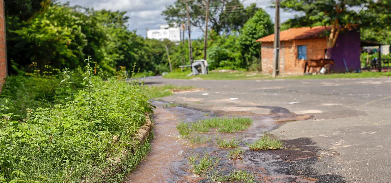 Moradores reclamam de vazamento de água na zona sul