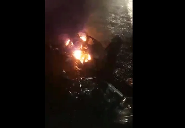 Moto pegou fogo em acidente na BR 316 e em Timon