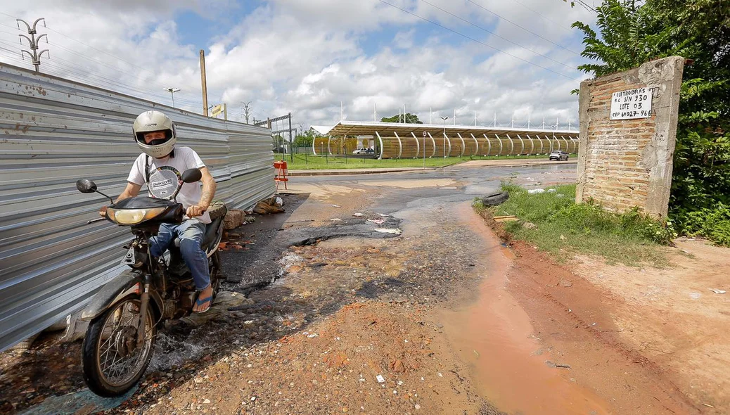 Motoqueiro passa com dificuldades pelo local